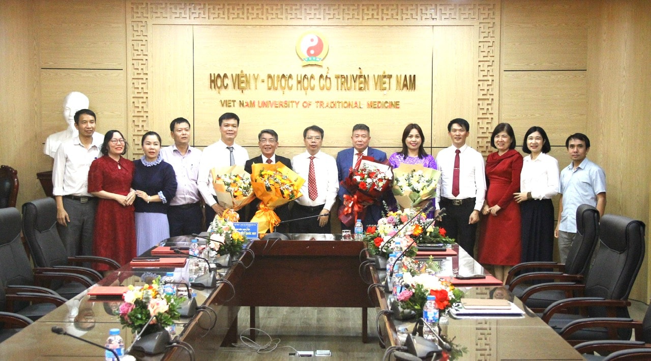 Bổ[-]nhiệm[-]lại[-]chức[-]danh[-]ph&oacute;[-]gi&aacute;o[-]sư[-]tại[-]Học[-]viện[-]Y[-]-[-]Dược[-]học[-]Cổ[-]truyền[-]Việt[-]Nam